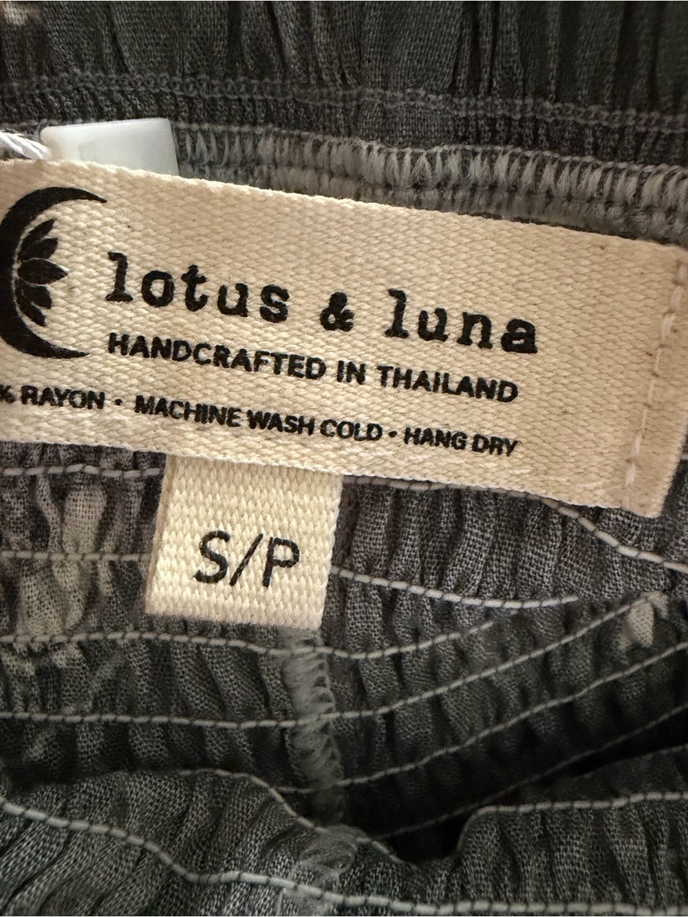 Lotus & Luna woman’s Gray Elastic Waist Jeans